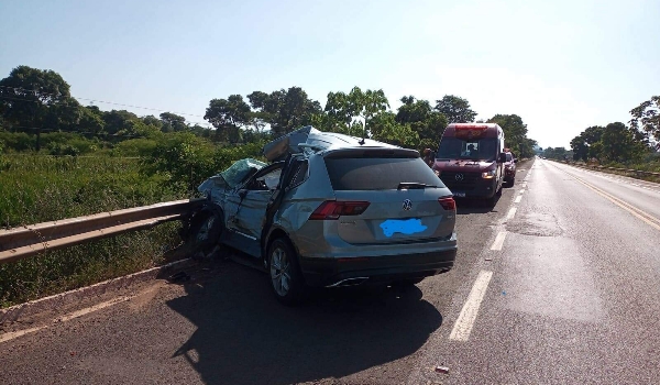 Carro bate em guard-rail, duas pessoas morrem e crianças ficam feridas na BR-262