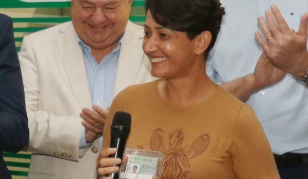 MS Qualifica realiza sonho de infância de Daniele de dirigir carretas e já garante entrevistas de emprego