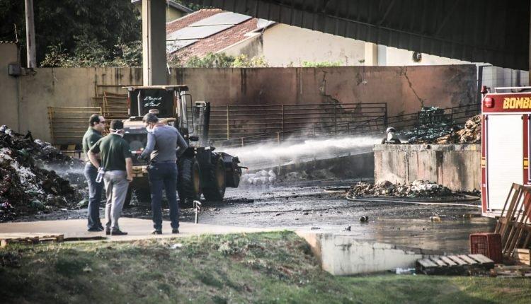 Voluntários madrugaram em combate ao incêndio no Atacadão, maior da história de MS