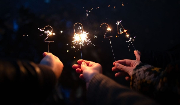 Vem, 2024! Looks, cor da sorte e simpatias para ter amor e prosperidade no Ano Novo