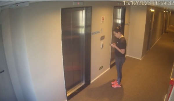 Foto mostra suspeita de matar o ex-sogro e a mãe dele indo à academia enquanto enviava mensagem ao ex fingindo que passava mal, diz polícia 