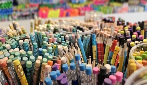 Do apontador ao caderno, variação de preços pode chegar a 415%