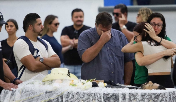 Na despedida a João Carreiro, chapéu e silêncio marcam o adeus