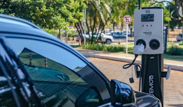 Venda de carros elétricos no Brasil bate recorde em 2023, diz associação
