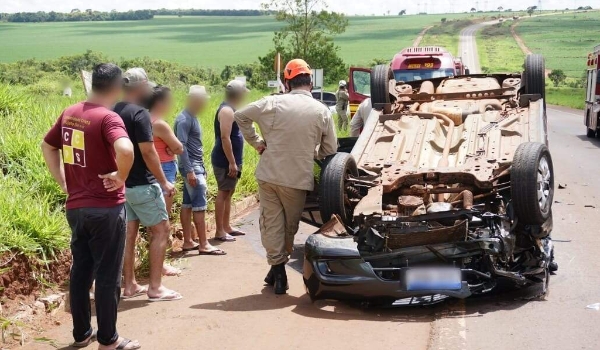 Carro casal e duas crianças capota após colisão no anel rodoviário