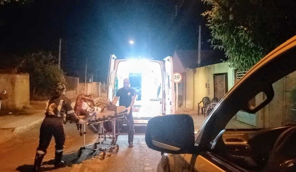 Travesti é espancada com barra de ferro e leva facada no pescoço