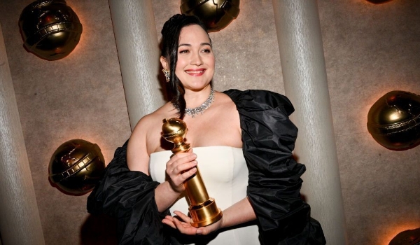 Lily Gladstone se torna a primeira atriz indígena a ganhar um Globo de Ouro