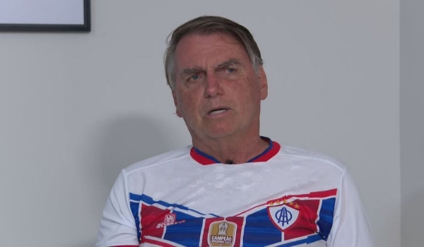 À CNN, Bolsonaro critica evento pela democracia e pena de até 17 anos para invasores do 8/1