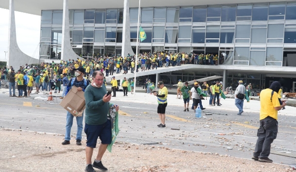 Análise: Um ano após o 8/1, existem dois lados quando se fala em democracia?