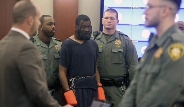 Homem que atacou juíza após ouvir condenação volta ao júri algemado, com máscara e luvas de proteção