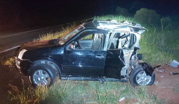 Três pessoas ficam feridas e traseira de carro é destruída em acidente