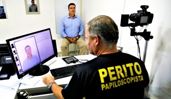 Governador faz novo RG e destaca que documento é gratuito à população