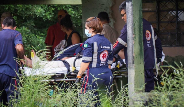 Acusação de furto termina com discussão e vizinho baleado por PM aposentado