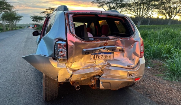 Durante pare e siga, 3 carros se envolvem em acidente e mulher fica ferida