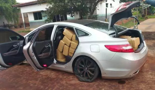 Motorista lota carro com 810 kg de maconha, mas abandona carga em plantação