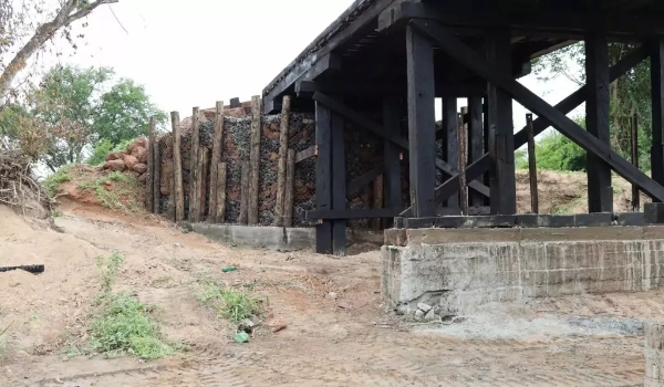 Produtores rurais e Prefeitura de Caracol reconstroem ponte sobre o Córrego Santa Maria