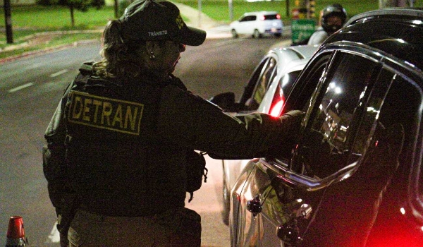 “Estou com problema”: operação pega motoristas que insistem em beber e dirigir