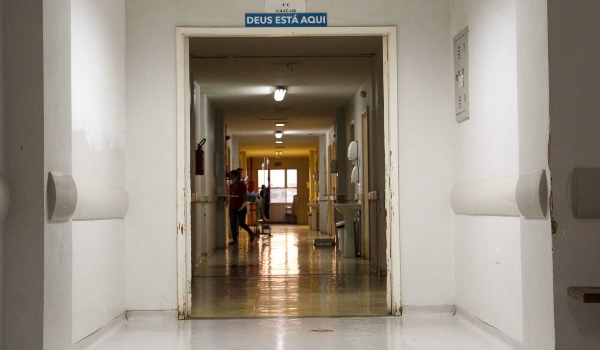 Homem sofre lesão grave na cabeça e no olho ao ser agredido com pedrada