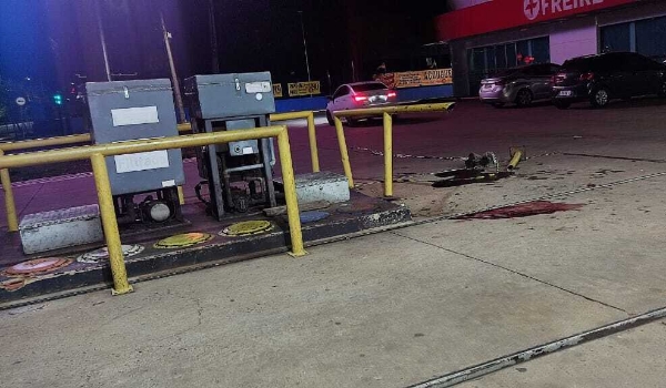 Moto colide em grade de proteção de posto e passageiro morre