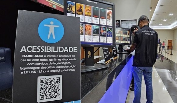 Libras, legenda e audiodescrição: saiba como ter acesso aos serviços nos cinemas