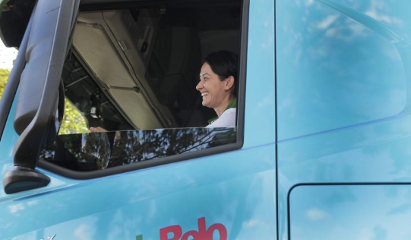 Qualificada pelo Voucher Transportador, Dani foi contratada dez dias após receber CNH de categoria E