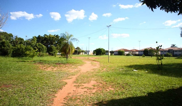 Obra com 160 apartamentos em condomínio popular dará fim à praça improvisada