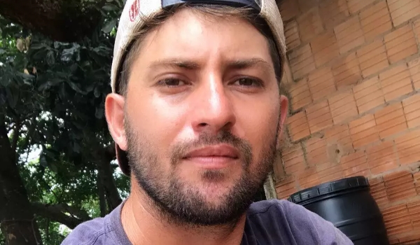 Jovem cai de altura de 10 metros enquanto trabalhava em clube de laço e morre