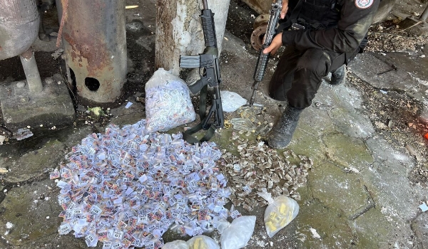 Polícia do RJ interdita galpão usado para fabricação de drogas