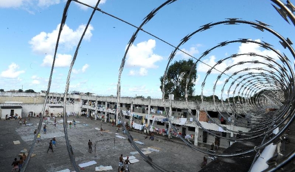 Policiais apreenderam 40 mil celulares em presídios no Brasil em 2023