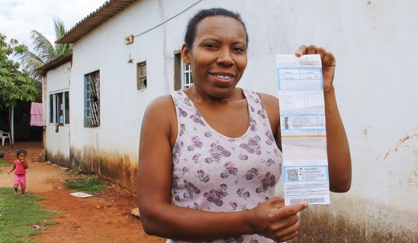 Beneficiários precisam fazer recadastramento em programa do Governo que paga a conta de luz