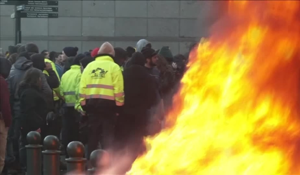 Agricultores furiosos protestam com tratores e incêndios na cúpula da UE