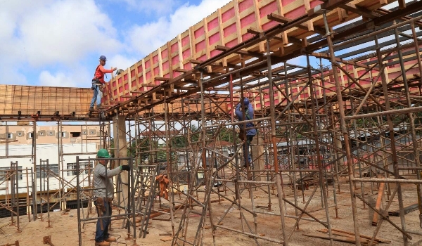 Obra da antiga rodoviária começa a ganhar forma e promessa é fim até dezembro