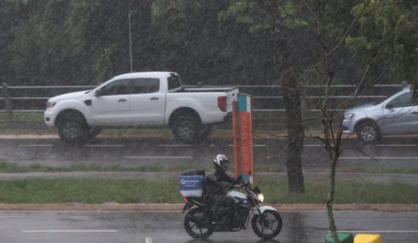 De calorão à pancada de chuvas: terça-feira tem variação climática em MS