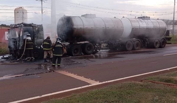 Carreta bitrem carregada com óleo vegetal pega fogo e prejuízo é de R$ 250 mil