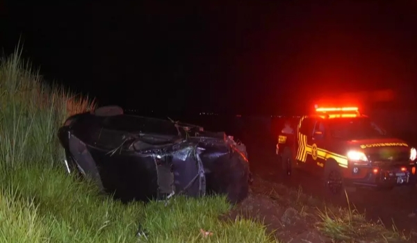 Carro capota várias vezes por 130 metros, passageiro é arremessado e morre
