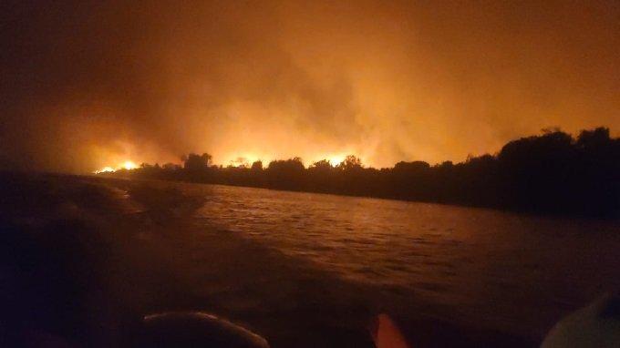 Vídeo: fogo avança sobre comunidade ribeirinha no Pantanal