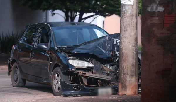Cheio de purpurina, motorista perde direção e destrói frente de carro em poste