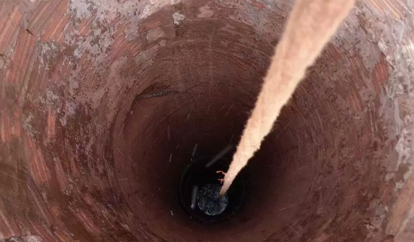 Homem morre após inalar gás enquanto limpava poço