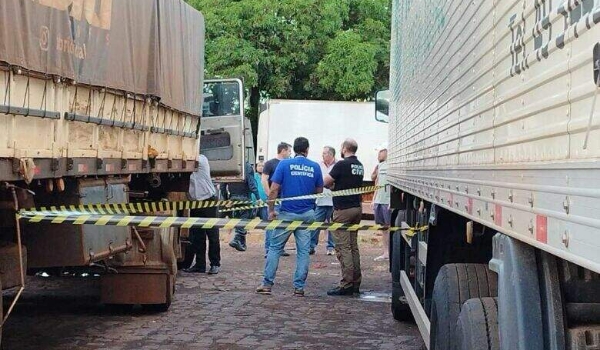 Motorista é encontrado morto com ferimento profundo na cabeça dentro de carreta