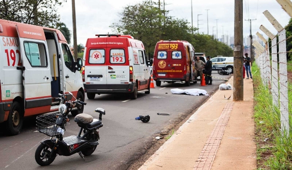 Motociclista perde capacete e morre em acidente com bicicleta elétrica