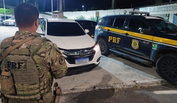 Homem abandona família e foge depois de ser flagrado com carro roubado