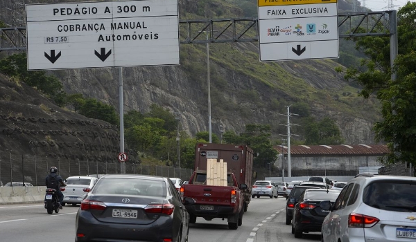 Homem morre depois de tiroteio durante assalto na Linha Amarela, no RJ
