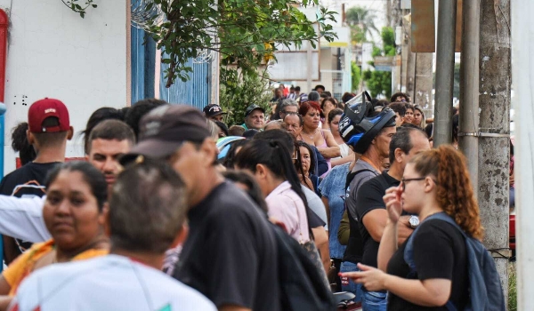 Mulher “dorme” em frente à agência para ser a 1ª em cadastro de emprego