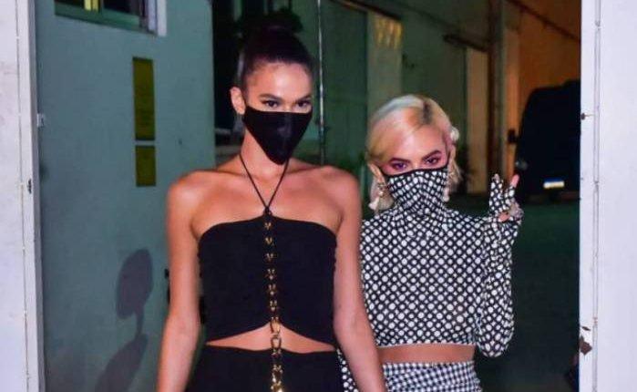 Bruna Marquezine e Manu Gavassi saem de mãos dadas de premiação da MTV