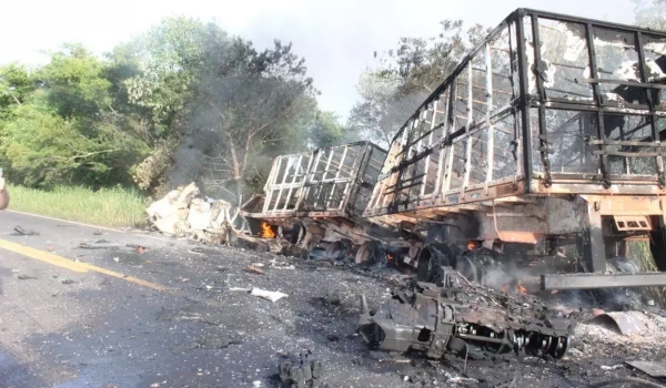 Colisão entre 3 carretas mata duas pessoas