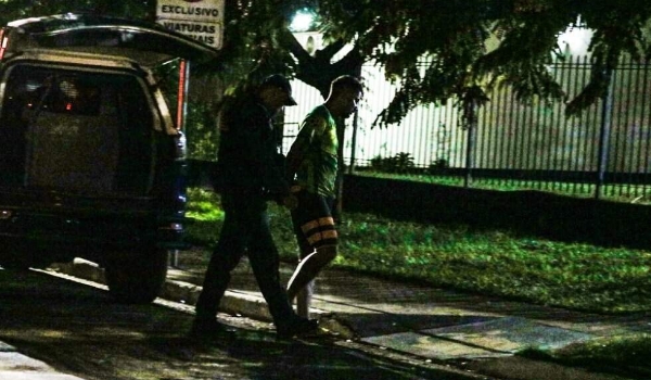 Em festa, homem tenta matar mulher e primo a tiros