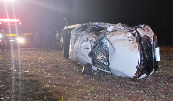 Condutor morre após caminhonete atingir carro e capotar em curva