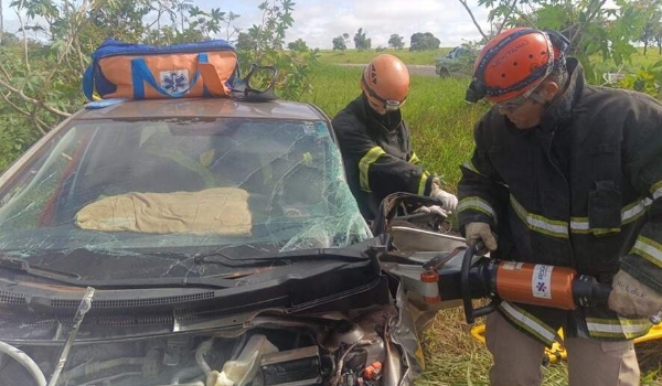 Carro bate em caminhão e quatro passageiros ficam presos às ferragens