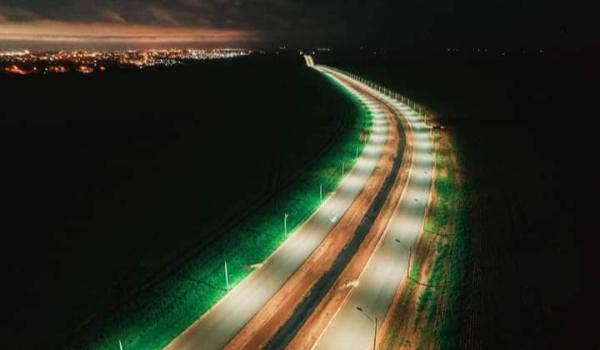 Obra de iluminação solar no anel viário de Ponta Porã avança para a reta final com 75% de execução