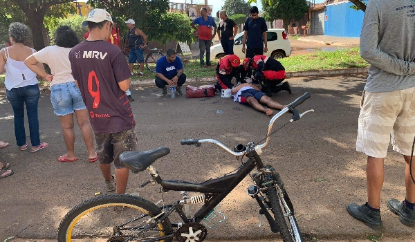 Ciclista cai de cabeça no chão após bater em porta de carro aberta